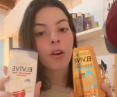 Chica muestra kit de bienvenida al entrar a trabajar en L'Oréal
