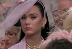 Katy Perry se pierde al llegar a la coronación del Rey Carlos III