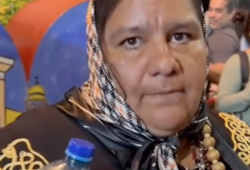 Mujer religiosa llama "pecador" a Peso Pluma y la tunden en redes