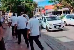 Taxistas de Cancún apedrean autos que parecen Uber