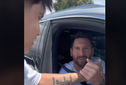 Aficionado enloquece tras recibir beso de Messi