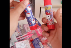 Bodega Aurrerá conquista a los estudiantes con útiles de Hello Kitty