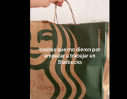 Trabajadores de Starbucks muestran kits de regalo