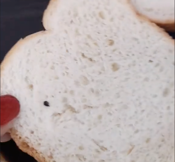 Otwiera zapakowany chleb i kiedy go widzi, doznaje wielkiego zaskoczenia