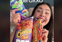 Consumidora muestra las novedades del OXXO