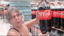 Cubana pide foto con su primer Coca Cola