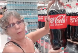 Cubana pide foto con su primer Coca Cola