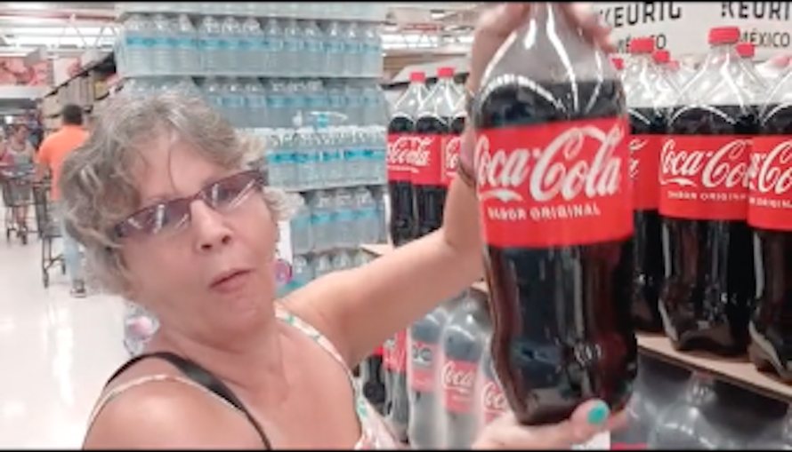 Kubańczyk prosi o zdjęcie ze swoją pierwszą Coca-Colą