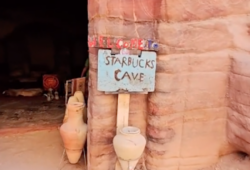 Este Starbucks se encuentra dentro de una cueva