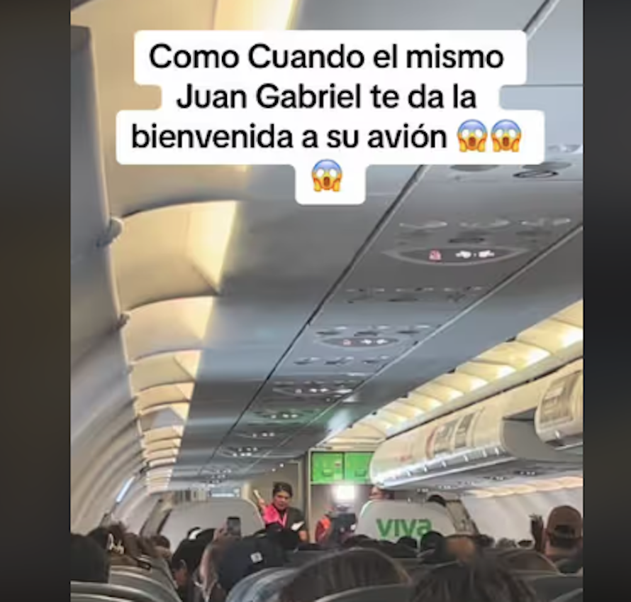 Voz de Juan Gabriel sorprende a pasajeros en Viva Aerobus