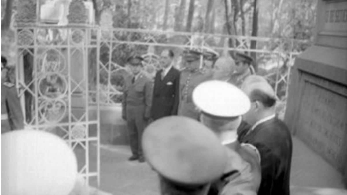 Harry S. Truman hace guardia ante el obelisco y antiguo monumento de los Niños Héroes. FOTO: Mediateca INAH