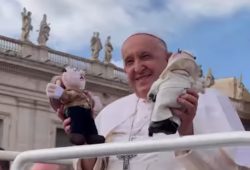 Así reaccionó el Papa al tener su propio Dr Simi