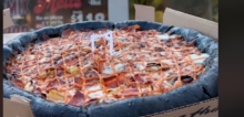 Consumidora muestra cómo es la pizza de catrina