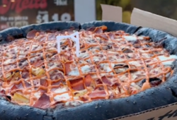 Consumidora muestra cómo es la pizza de catrina