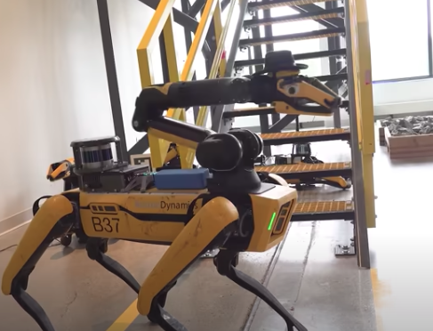 Perro robot de Boston Dynamics puede hablar y ser guía gracias a