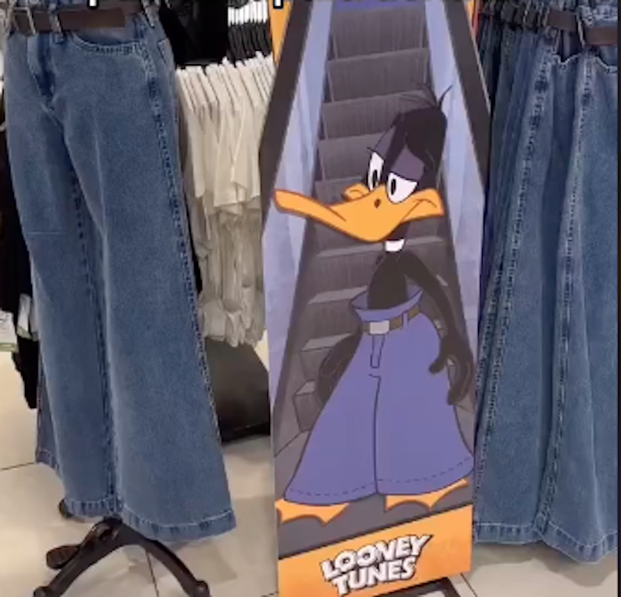 Qué es el 'pantalón para tiendas', la nueva moda impuesta por el Pato Lucas