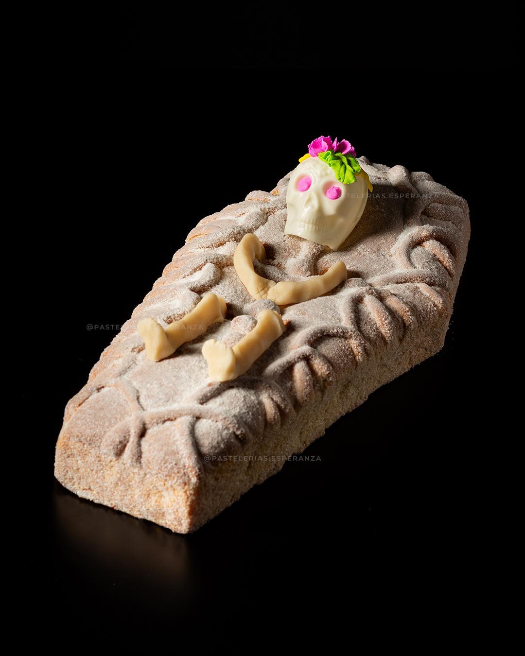 Pan tradicional en forma de ataúd sabor mantequilla o nuez. Espolvoreado con azúcar, jalea de frambuesa, pasta sabor almendra en forma de huesos y una calavera sabor chocolate blanco. Ataúd mantequilla o nuez $185.00 