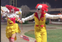 Ronald McDonald y su novia promocionan hamburguesas