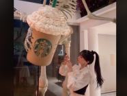Así puedes crear un vaso de Starbucks gigante para decorar tu hogar
