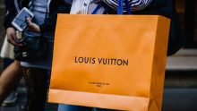 En redes sociales es toda una sensación de criticas, las nuevas botas de "piernas humanas" de 42 mil pesos de Louis Vuitton.