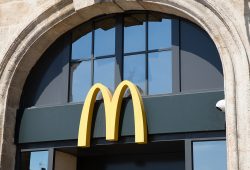 WcDonald's pasará de la ficción a la vida real en más de 30 mercados globales de la marca de comida rápida McDonald's.
