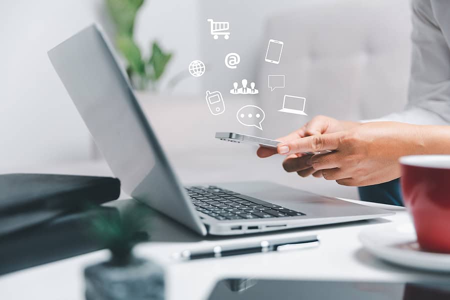 El social media marketing es una herramienta poderosa y versátil que puede ayudar a las empresas a destacar en un mercado saturado.