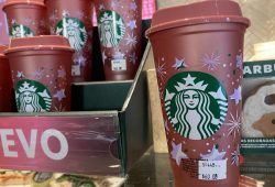 ¡Lo quiero! Este es el vaso reusable rosa Starbucks para la Navidad Foto: Especial