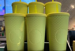 Starbucks lanza divertido vaso amarillo Foto: Especial