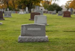 Fue al cementerio a investigar a difuntos con una app