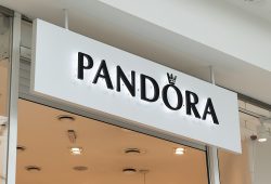 ¿Realmente te regala Pandora un bazalete? Consumidora lo comprueba