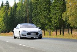 Usuario revela los inconvenientes de conducir en carretera con un Tesla