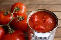 Arrestan a mujer por criticar un puré de tomate en internet