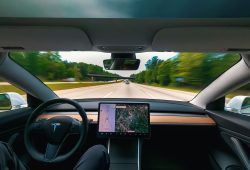 Conductor de Tesla evita choque por falla del piloto automático