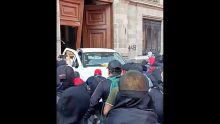Videos del portazo en Palacio Nacional por normalistas de Ayotzinapa Foto: Especial
