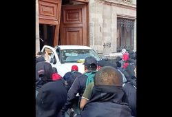 Videos del portazo en Palacio Nacional por normalistas de Ayotzinapa Foto: Especial