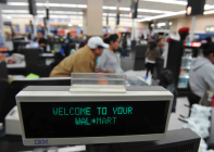 Empleado de Walmart comparte consejos para ahorrar dinero en la tienda y disfrutar al máximo su experiencia de compra.