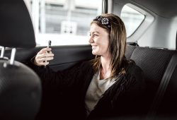Enamorada viaja en Uber y divierte a usuarios con la situación