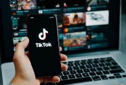 La prohibición de TikTok refleja una creciente preocupación por la influencia china de las redes sociales en los jóvenes en Estados Unidos.