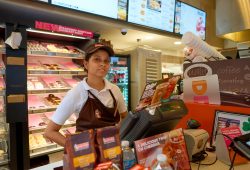 Empleada explica cómo hacen las donas de Dunkin’ Donuts