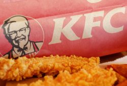 Un cliente en Australia denunció haber encontrado lo que pareció ser un cerebro de pollo en su orden de KFC que se negó a darle reembolso.