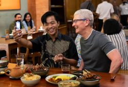 ceo de apple tim cook en indonesia