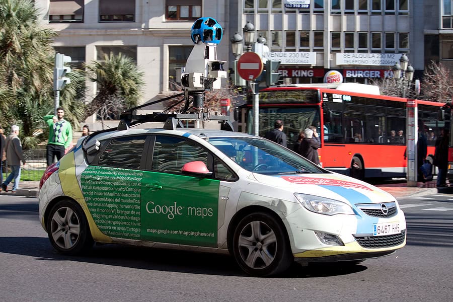 Atacan auto de Google Maps en Acapulco por creer que atrae huracanes