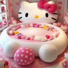 Cama gigante de Hello Kitty enloquece a consumidores de Price Shoes