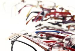 Consumidora descubre que AliExpress vende lentes con graduación personalizada