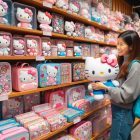Consumidores de Bodega Aurrerá se enamoran de línea escolar de Hello Kitty