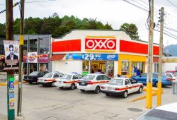 Halló un inesperado y encantador regalo fuera del Oxxo