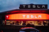 Tesla publica 800 puestos de vacantes de empleos, donde sus acciones subieron alrededor de un 6 por ciento el lunes por la mañana.