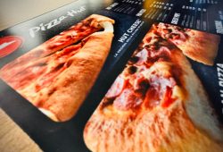 Esta es la nueva forma de pedir una pizza en Pizza Hut por su aniversario 55 Foto: Especial