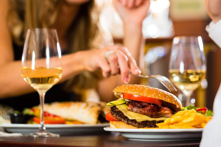 Fueron a un restaurante y no les cobraron nada por ser mujeres