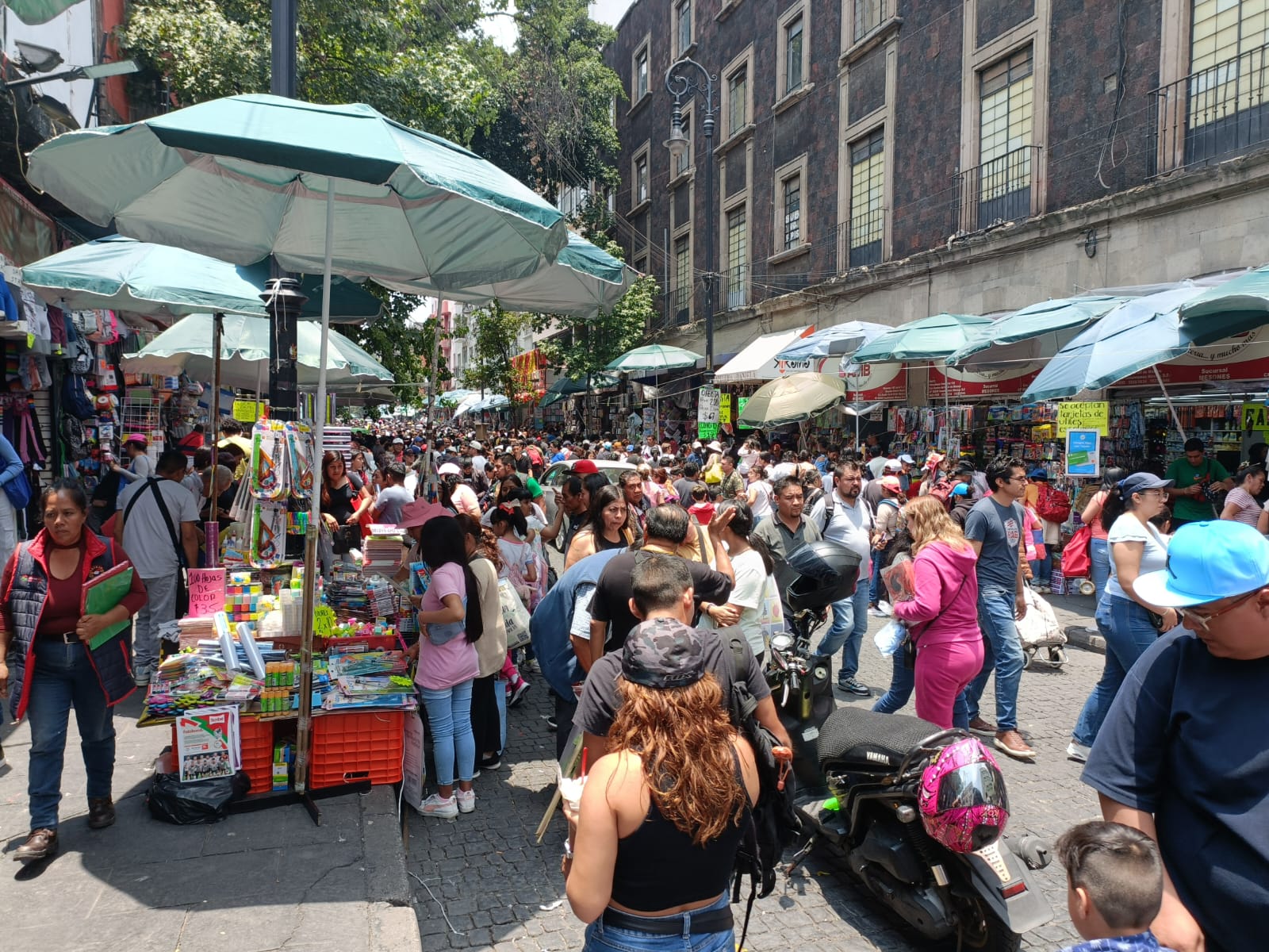 Calle de Mesones, el lugar donde venden los útiles escolares. FOTO: LAURA ISLAS